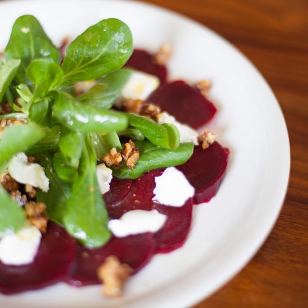 Rote Beete Carpaccio mit Feldsalat, karamellisierten Walnüssen und ...